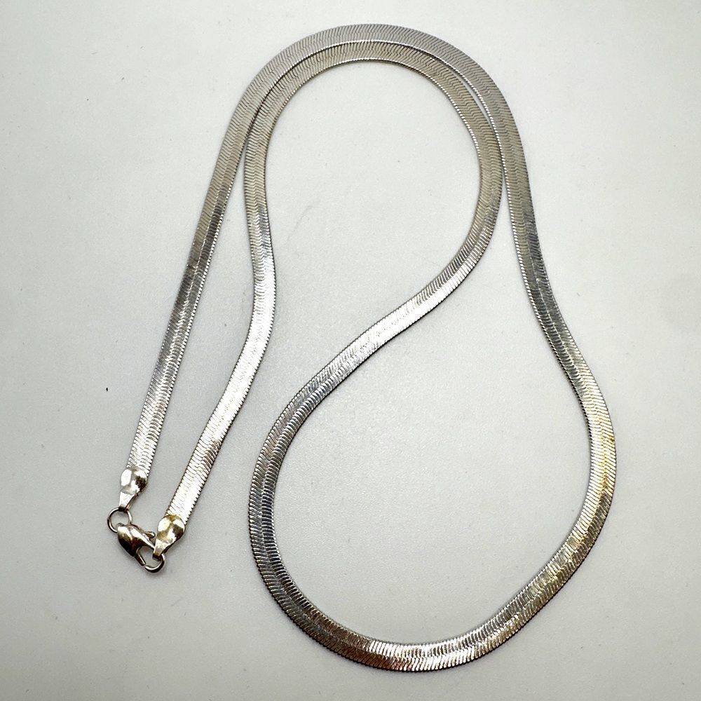 Unisex 23" silver toned, 5mm thick herringbone necklace!